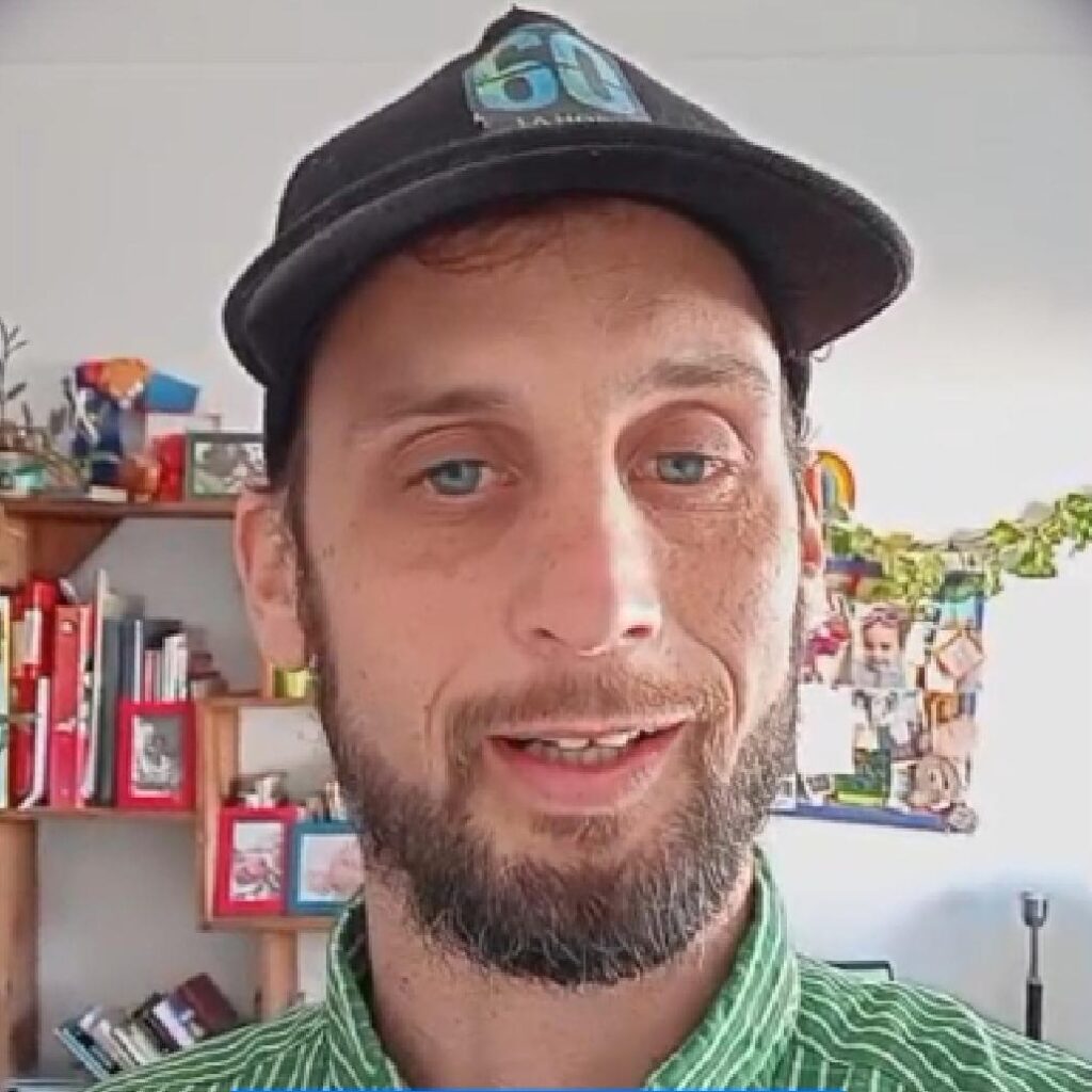 Estamos ante el cambio mas grande en el marketing digital. La AI revoluciona todo y la web agentica ya esta en el horizonte. Es momento de generar conocimiento para adoptarnos pronto al cambio y esto, se hace en comunidades de pares 🖐️. No en estructuras verticales.